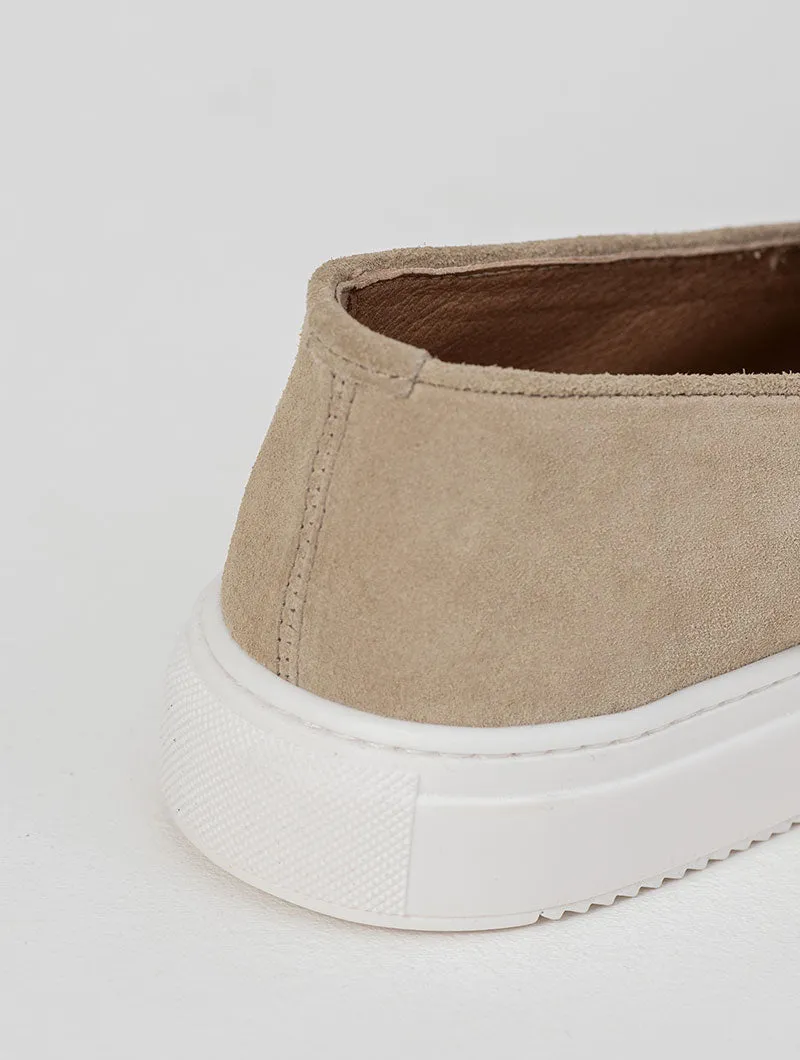 SLIP-ON LEATHER SHOES IN CAMEL