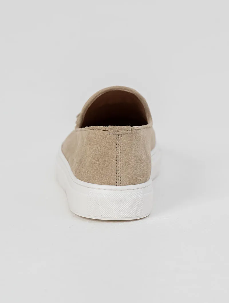SLIP-ON LEATHER SHOES IN CAMEL